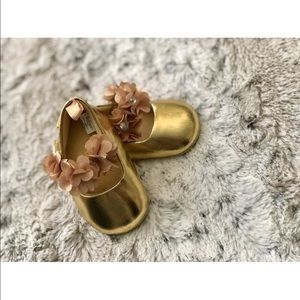 ✨Adorable gold  shoes✨